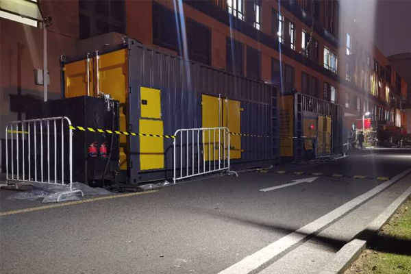 康保柴油发电机组的输出电压是如何调节的？