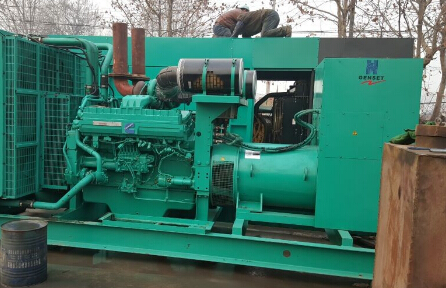 康保发电机组如何判断水冷式机油散热器内部是否需要清洗？